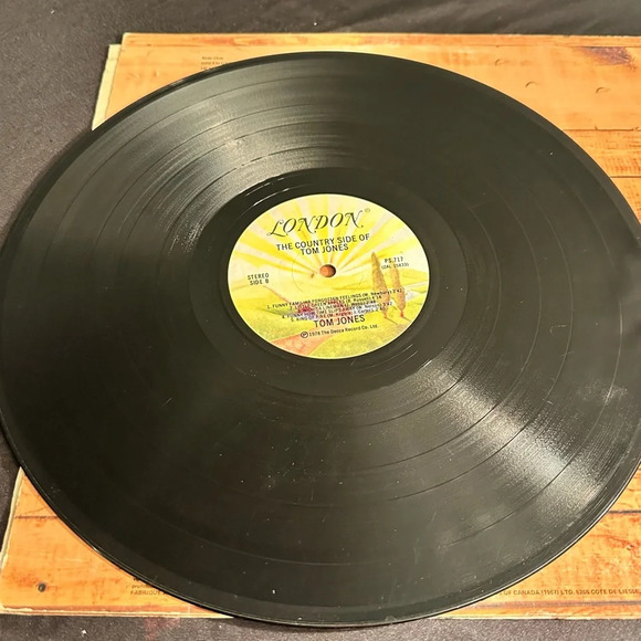 2/25$ Country side of Tom Jones vinyl record - Picture 3 of 3